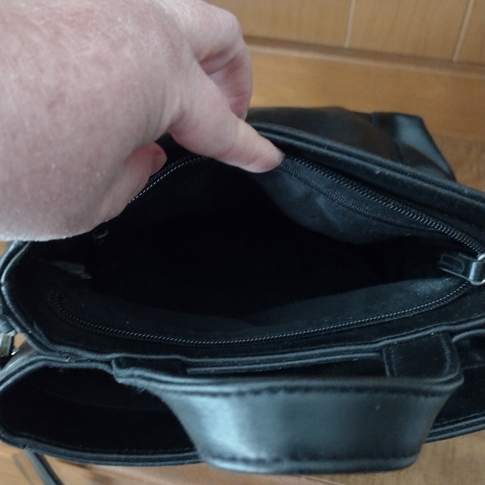 Black Nine West purse - Picture 6 of 8